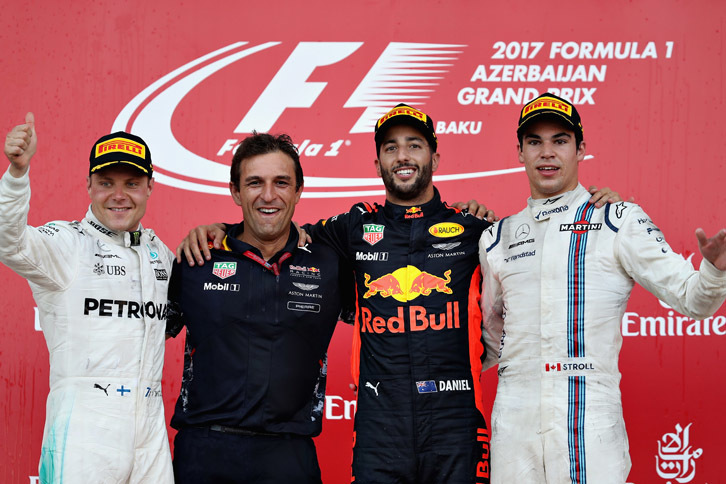 F1第8戦アゼルバイジャンGPを制したレッドブルのダニエル・リカルド（写真右から2番目）、2位に終わったメルセデスのバルテリ・ボッタス（同左端）、3位に入ったウィリアムズのランス・ストロール（同右端）。（Photo=Red Bull Racing）