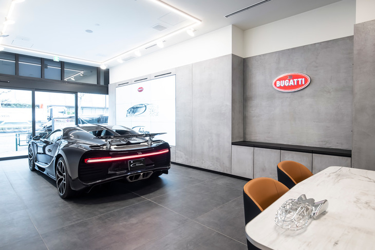「ブガッティ東京」の内観。（写真：スカイグループ）