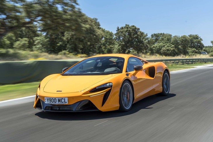 「アルトゥーラ」が0-100km/h加速に要する時間は3.0秒。最高速は330km/hと公表されている。