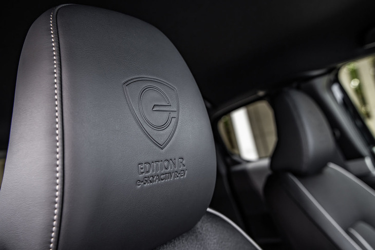 ロータリーエンジンをモチーフとしたデザインやロゴが型押しされるヘッドレストを採用。フロアマットも「エディションR」専用アイテムとなる。
