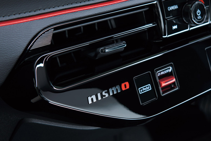 インストゥルメントパネルには「NISMO」のメタルエンブレムが添えられる。ドライブモードセレクターもレッドのNISMO専用デザインとなっている。