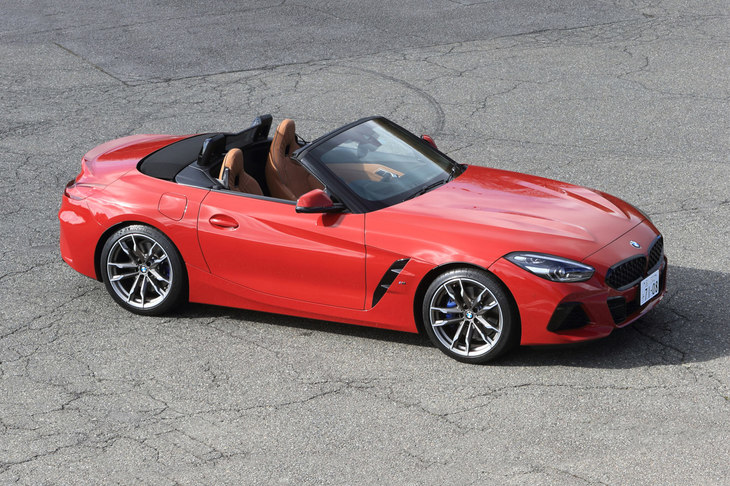 「Z4 M40i」の車両本体価格は835万円。同じ直6ターボエンジンを搭載した新型「トヨタ・スープラ」のトップグレード「RZ」の車両本体価格は690万円。