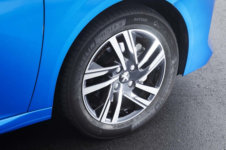 「アリュール」グレードには、「SOHO」と名付けられた16インチアルミホイールが装着される。最上級の「GTライン」グレードでは17インチサイズとなる。