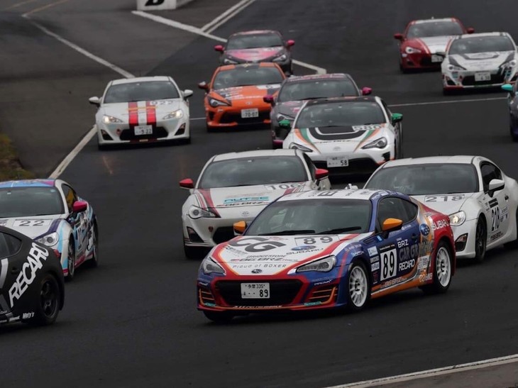 今回は2レース開催であったため、予選日に決勝レース①がありました。まずはクラブマンシリーズ エキスパートクラスからです。決勝はドライコンディションでのレースとなりました。29位スタートのため、頭にあるのは「追い上げる！」ということだけ。周りに接触している車両が多く見られた中、運もかなり味方をしてくれました。「BRZ」も今までで一番ではないかと思うくらい力を発揮し、結果、17台抜きの12位でチェッカーを受けることができました。