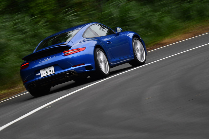 直噴ターボエンジンの採用は、動力性能の向上に加えて燃費の改善にも貢献。「911カレラ」（MT仕様）の燃費は、NEDC複合サイクルで8.3リッター/100km（約12.0km/リッター）となっている。