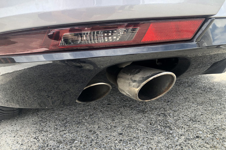 ちょいワル特急のマフラーは外側の1本が、なぜか奥に入っていた。前オーナーがバックした際、石などの突起物にマフラーをガツンと当てたからじゃないか？　と疑っていた。