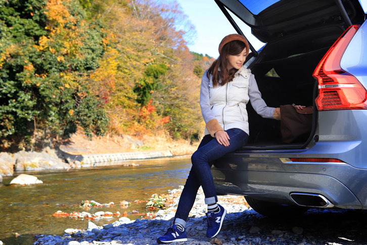 リアゲートの高さが変えられると、フロアに腰かけてベンチ代わり……なんて使い方もできます。跳ね上げたバックドアはひさしにもなりますから、日焼けしたくない女性にとっては強い味方かも。