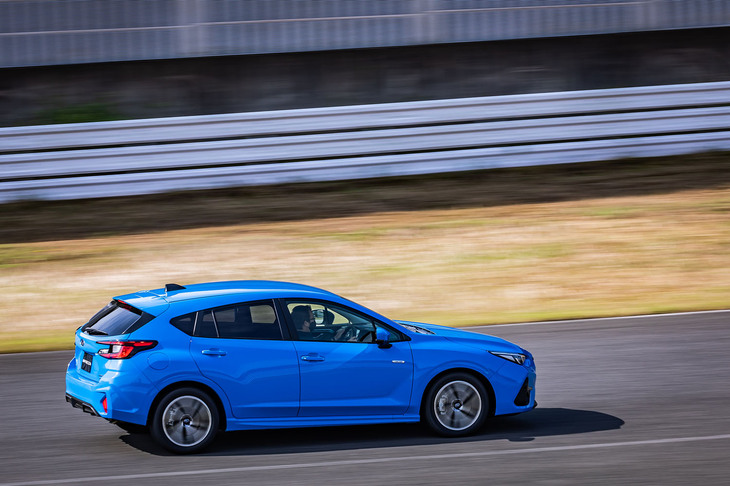 スバル・インプレッサ（クローズドコースでの走行シーン）
