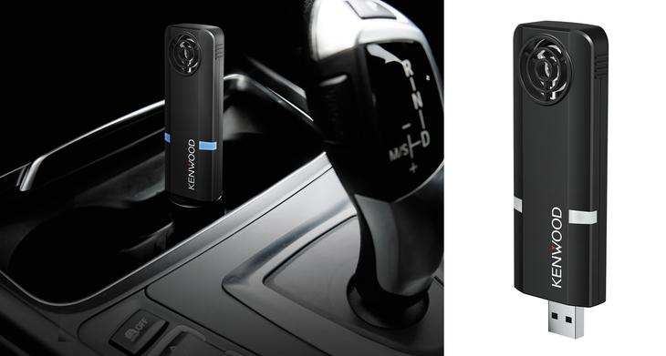 JVCケンウッド | 低濃度オゾン発生器
オープン価格

菌やウイルス、臭いを一掃

室内環境に注意を払う必要がある昨今、加えて夏は臭いもこもりがち。しっかりと密閉された車内となれば、常に空気はきれいにしておきたい。クリーンな車内環境を作り保ってくれるのが、JVCケンウッドの「低濃度オゾン発生器」だ。これは空気清浄機の一種で、針電極と多重リング式受電極間でのコロナ放電により、イオン風と低濃度オゾンを発生。イオンとオゾンがウイルスや臭いの原因菌に反応して除菌・消臭を行う。ポータブルタイプの「CAX-DM01」はUSBポートに挿し込むだけで効果を発揮するから、車室内をはじめ、場所を取らずスマートに使えておすすめだ。

問い合わせ：JVCケンウッドカスタマーサポートセンター
0120-2727-87／0570-010-114