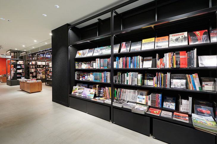 ②書籍売り場の品ぞろえに注目すべし
書籍売り場では、当然ながら自動車専門誌やクルマ関連の洋書を豊富に取りそろえている。加えて、ファッション、グルメ、旅行など幅広いライフスタイルに対応する書籍を用意。検索機で本を探し、もしも店頭にない場合には、取り寄せることもできる。