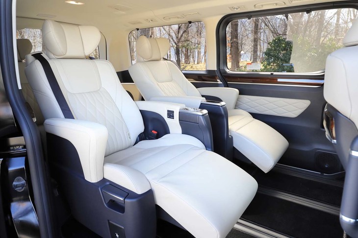 リアの4座は固定式の大型アームレストやサイドまで回り込んだヘッドレスト、さらにはオットマンが備わる「エグゼクティブパワーシート」。2列目（写真）の左右座席間には格納式のテーブルが用意されている。
