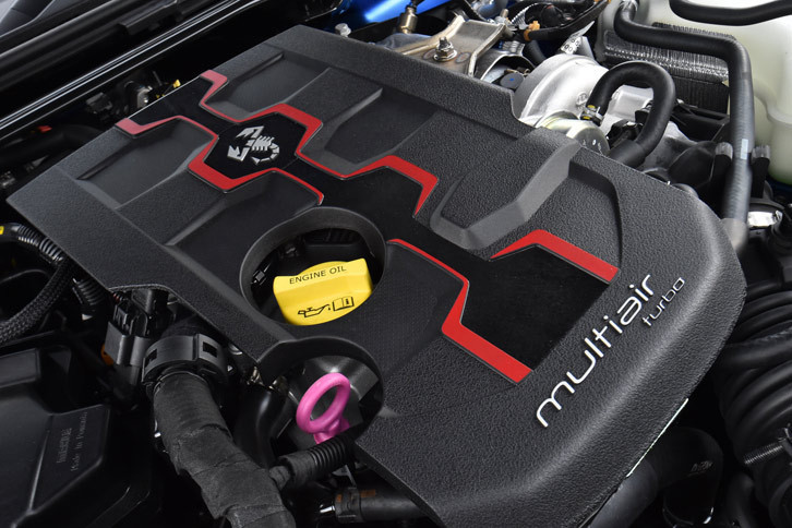 170psの最高出力と25.5kgmの最大トルクを発生する1.4リッター直4ターボエンジン。黒いエンジンカバーの脇に、ターボチャージャーがのぞいている。