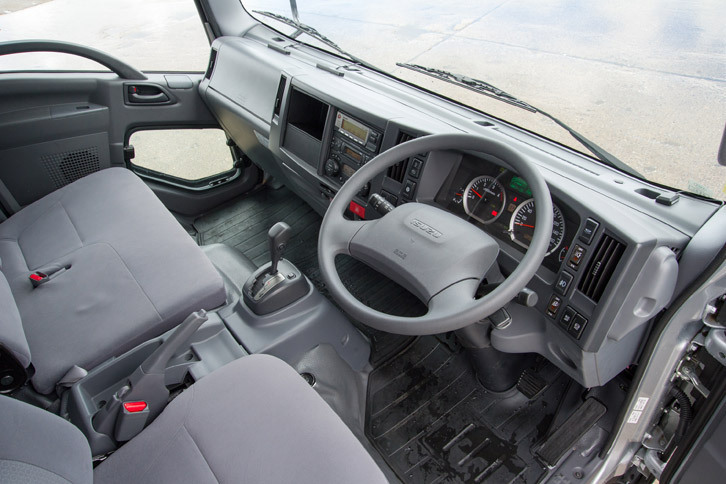 「ワイドキャブ ロングボディー ドライバン」のインテリア。メーターパネルの左右には、灯火類や横滑り防止装置、DPF（ディーゼルパティキュレートフィルター）の再生処理等を操作するスイッチが並んでいる。