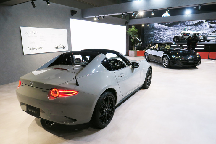 「マツダ・ロードスターRF RS」（左手前）と「ロードスターSレザーパッケージVセレクション」（右奥）。