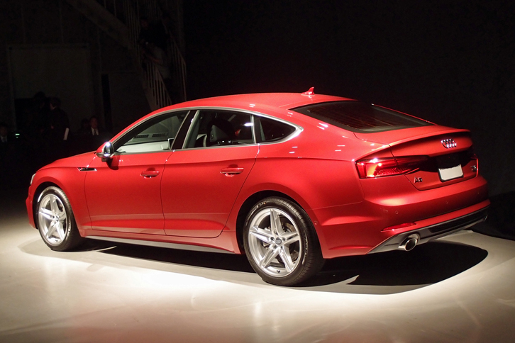 これまで、販売台数では「A5」シリーズの約8割を占めてきた「A5スポーツバック」。4ドアモデルでありながら、流麗なルーフラインが特徴となっている。