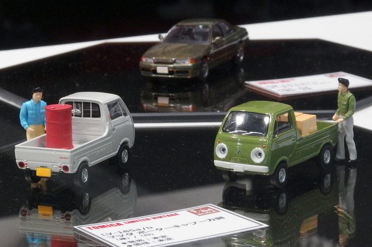 トミカリミテッドヴィンテージの「マツダ・ポーターキャブ 一方開き」。フィギュアおよび積み荷は付属品。発売時期、価格ともに未定。