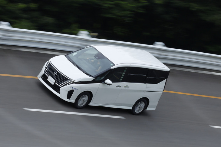 高速走行で直進安定性をチェック。背が高く重心も高いミニバンでは、ステアリング操作の際にふらつきを感じることもあるが、プライマシー5ではまるで重心が数十cm下がったかのようなハンドリングが味わえた。