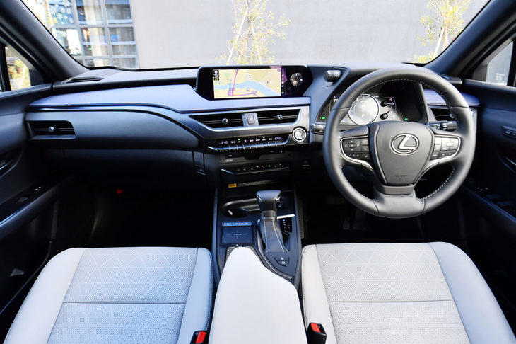 都会派クロスオーバー「UX」は、視界の良さが自慢。前方への抜けや水平方向の見晴らしにこだわってデザインしたとアピールされる。