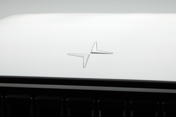 ポールスター（polestar）とは英語で「北極星」の意。車両には星をかたどったエンブレムが掲げられており、ボルボの名はない。