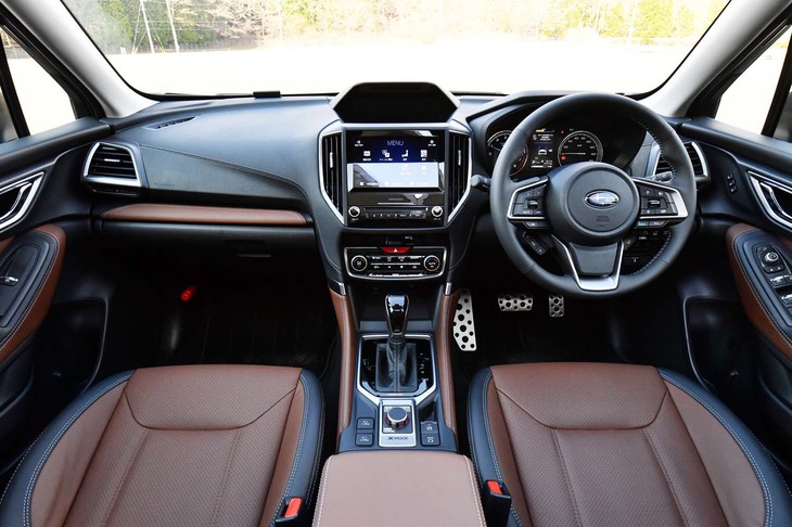 さまざまな台形や六角形の組み合わせでデザインされたインテリア。「フォレスター」では、エアコンの設定温度を手先のジェスチャーで調整できる機能を採用。ドライバーの視線移動を減らし安全な運転をサポートする。