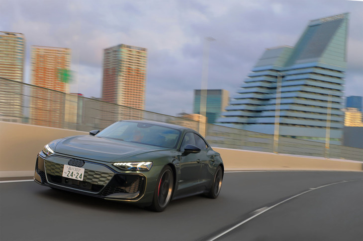 動力性能はもちろん、航続距離の拡大も改良モデルのトピック。従来型の「RS e-tron GT」は534kmだったが、「RS e-tron GTパフォーマンス」では、バッテリーの容量アップと電費の改善により、631kmにアップしている。（いずれもWLTCモード）