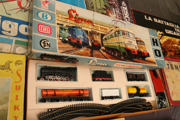 骨董市で出会った、HOゲージ鉄道模型セット。箱には欧州各国における国有鉄道のロゴが。