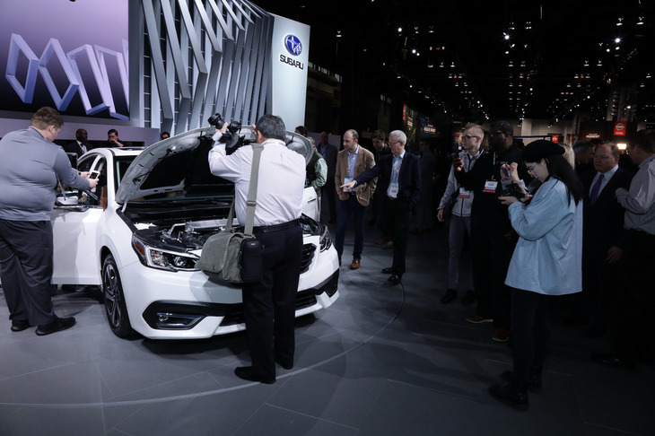 2019年のシカゴモーターショーにて、カメラの集中砲火を浴びる新型「レガシィ」。