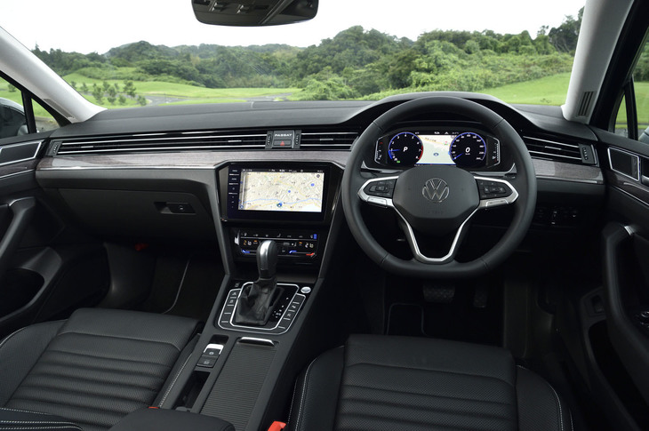 マイナーチェンジにあたり、デジタル化を推進したというコックピット。「パサートヴァリアントTSIエレガンス アドバンス」では、新デザインのステアリングホイールや、9.2インチのタッチ式大型モニターが目を引く。