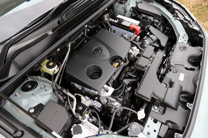 40％という高い最大熱効率が自慢の2リッター直4ガソリンエンジン。トランスミッションには発進用ギア付きの10段ステップ変速機構付きCVTが組み合わされる。