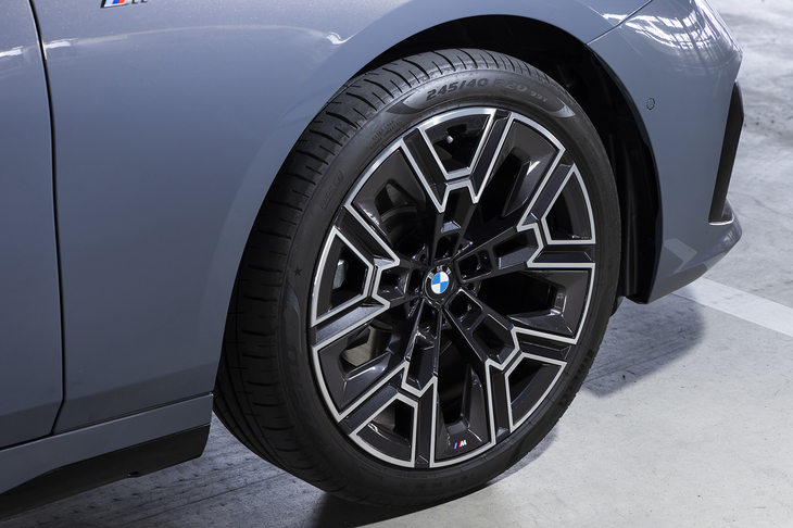 タイヤ＆ホイールは「523i」ではオプション扱いの20インチを履く。