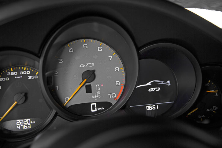 1万rpmまで刻まれたタコメーター。最高エンジン回転数は9000rpmで、レッドゾーンは8500rpmから。