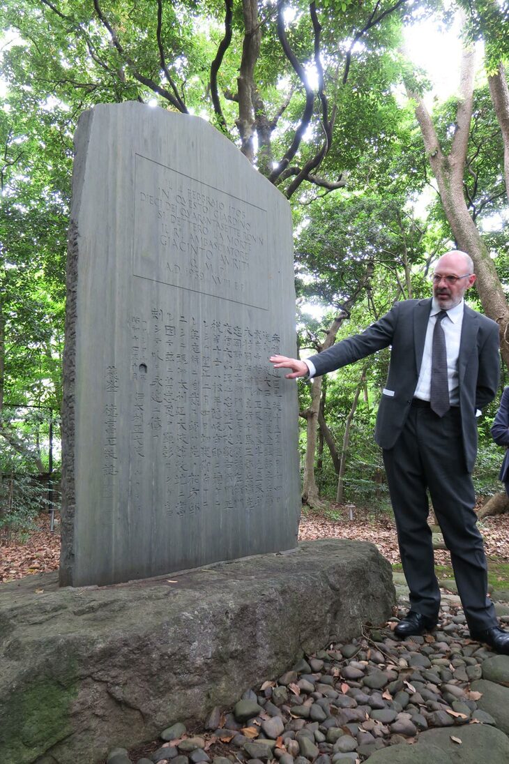 こちらの石碑は「赤穂浪士十名切腹ノ地・伊太利大使館碑」。吉良邸討ち入りの後、伊予松山藩に預けられた赤穂浪士10人がこの地で切腹したことを記したものだ。それまでは特に碑などは残されていなかったが、1939年に当時の駐日イタリア大使によって建立された。