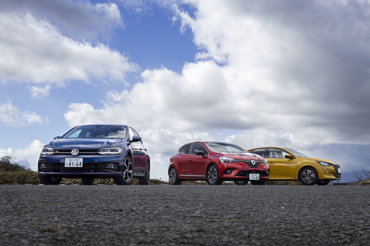 車両重量のカタログ値は「208アリュール」（右）が1160kg、「ルーテシア インテンス テックパック」（中央）が1200kg、「ポロTSI Rライン」（左）が1210kgとなる。