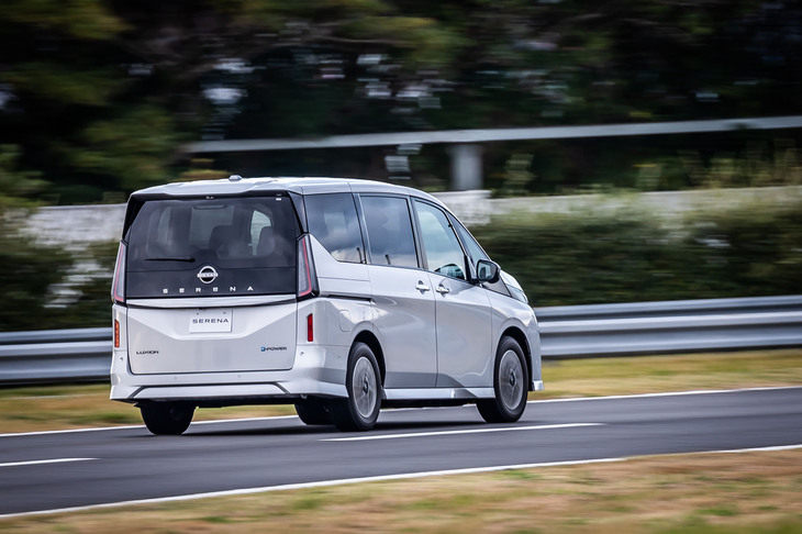 「セレナe-POWERルキシオン プロトタイプ」の走行シーン。