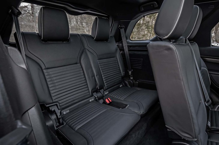 ライバル車に比べれば、3列目シートまわりの空間は広いといえるが、座面は床から約30cmの高さしかないため、ゆったりとした姿勢を取りづらい。