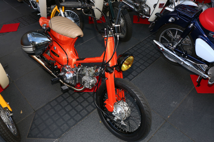 ボディーパーツを省き、シンプルに仕立てたカスタム仕様の「カブ」。カスタムの奥深さを感じさせる一台だ。