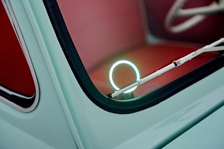 外観では、フロントウィンドウに備わる充電中に光るインジケーターが特徴。