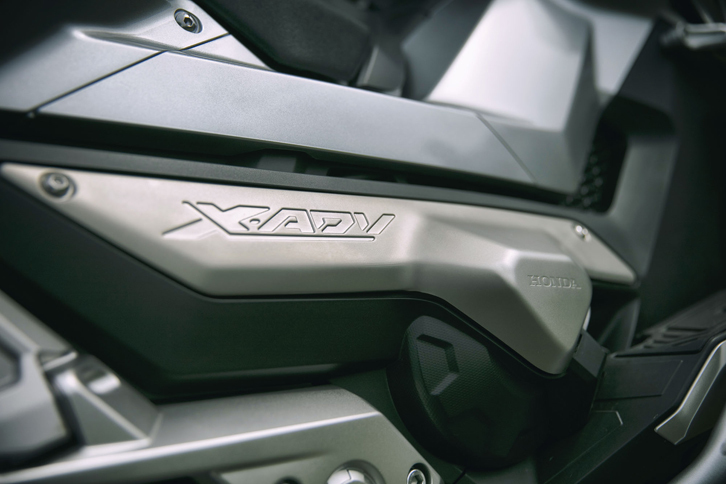 ボディー側面のロゴマーク。「X-ADV」は「エックス エーディーブイ」と読む。