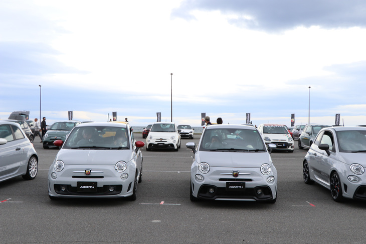 アバルトが大集結する「アバルトデイズ」。参加車両の中心は「500」や「595」「695」などの“500シリーズ”だ。そこで前期型（写真向かって左）と後期型（同右。実質的に、アバルト500が595のベースグレード扱いとなって以降のモデル）のマスクの違いをチェックしてみた。イメージは同じだが、エアダクトのサイズやポジションランプ、ブラックアウトされるインテークまわりのデザインなどが異なることが分かる。