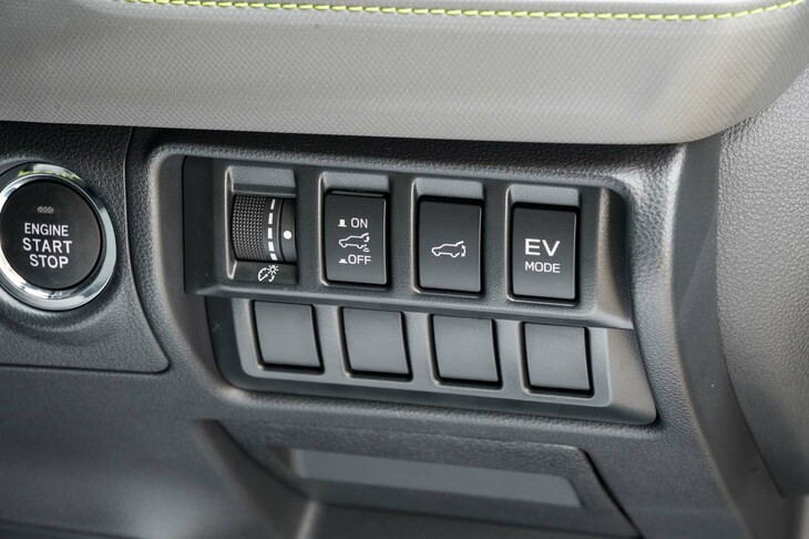 スイッチパネルの右端には「EV MODE」のスイッチが。発電＆エンジンスタート用と、走行＆ブレーキエネルギー回生用と、2つのモーター／ジェネレーターを備えており、バッテリー残量が十分であれば電気のみでの走行も可能だ。