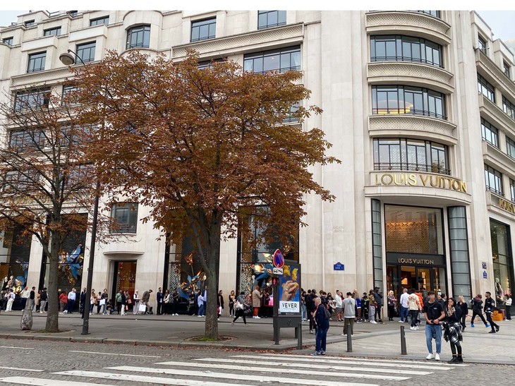 ルイ・ヴィトンの前で入店待ちをする人々。アジア系の人々が新型コロナ禍前と比べて、めっきり減った。
