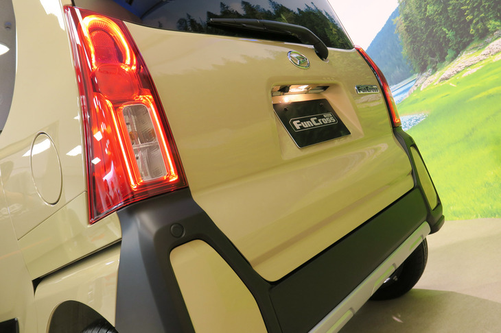 ダイハツ・タント ファンクロス（リアバンパー）