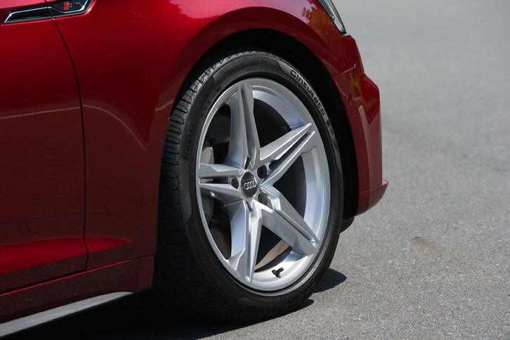 試乗車に装着されていたタイヤは「ピレリ・チントゥラートP7」で、サイズは245/40R18。