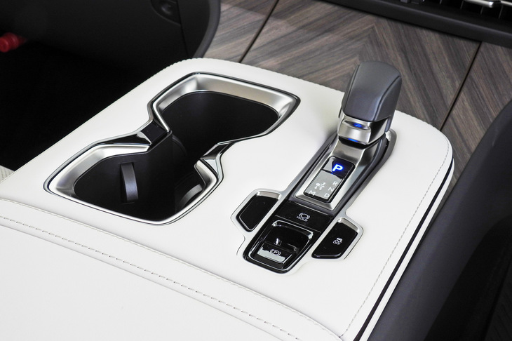 レクサスLM500h“バージョンL”（センターコンソール）