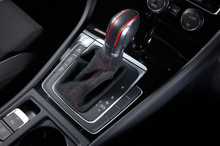 トランスミッションはデュアルクラッチ式ATの6段DSG。赤いアクセントが施された、専用のシフトセレクターが装着される。