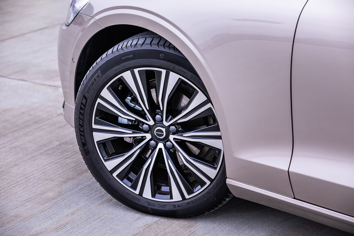 「V60アルティメットB4」には、ポリッシュとグロッシーブラックのコンビネーションからなる18インチホイール（写真）が標準装備される。試乗車は前後235/45R18サイズの「ミシュラン・プライマシー4」タイヤを装着していた。