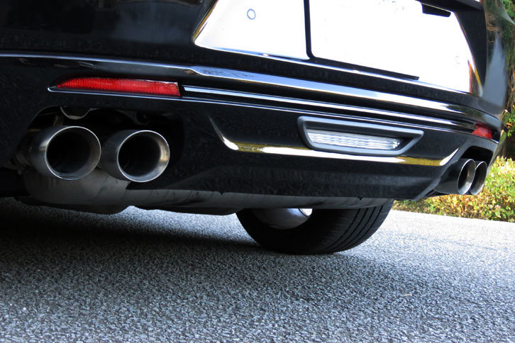 「SS」だけに装備される4本出しのステンレスマフラー。動力性能については2リッターターボの「LT RS」や「コンバーチブル」でもおつりが来るくらいだけど、ブイハチの音というか存在感を体感してしまうと、「やっぱ選ぶならSSだな」と思ってしまう。