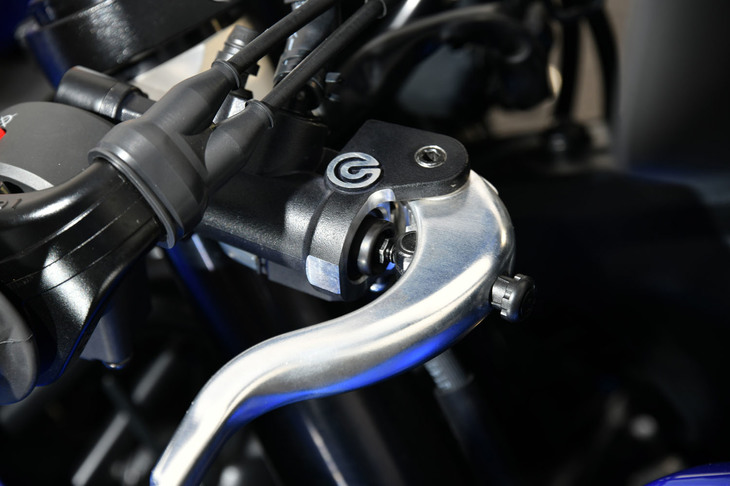レバーとマスターシリンダーが直交する、ラジアルマウント式の操作レイアウトもフロントブレーキの特徴。操作性に優れ、ブレンボのシステムとして市販車に採用されたのは、実は「YZF-R7」が世界初だ。
