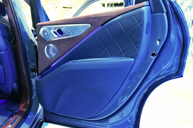 BMW XM（リアドアトリム）