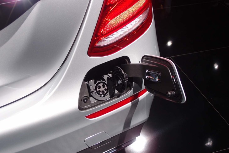 メルセデス・ベンツE350deアバンギャルド スポーツ（給電口）